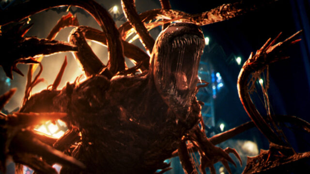 Carnificina com corpo vermelho e tentáculos afiados em cena do filme Venom: Tempo de Carnificina de 2021