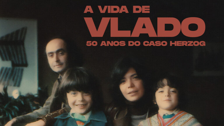 Cartaz do documentário A Vida de Vlado, da TV Cultura, exibe foto do jornalista Vladimir Herzog com sua mulher e dois filhos