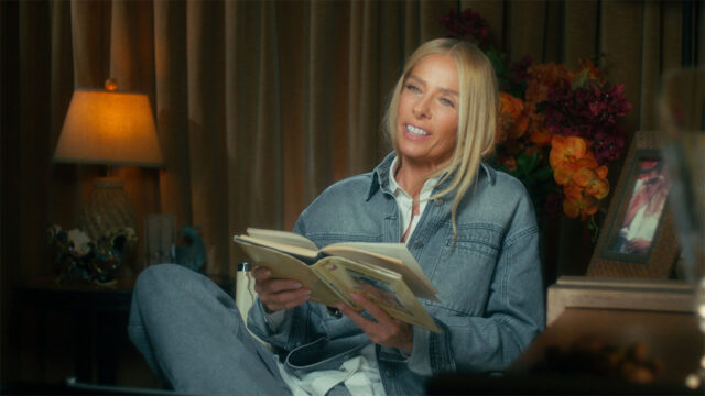 Adriane Galisteu com jaqueta jeans segura um diário antigo e sorri em cena da série documental Meu Ayrton Por Adriane Galisteu