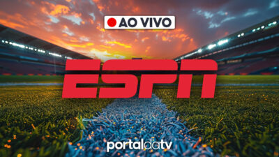 Imagem com logo da ESPN com gramado de campo e arquibancadas sob um céu de pôr do sol vibrante e a tag AO VIVO
