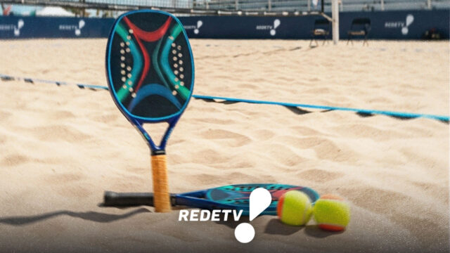 Raquetes e bolas de beach tênis sobre a areia de uma quadra de competição, com a rede ao fundo e o logotipo da RedeTV! em primeiro plano