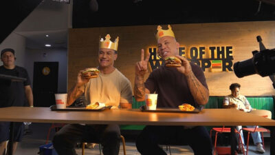Os lutadores Popó e Wanderlei Silva com coroas do Burger King comem sanduíches durante gravação de comercial da rede de fast-food