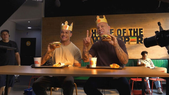 Os lutadores Popó e Wanderlei Silva com coroas do Burger King comem sanduíches durante gravação de comercial da rede de fast-food