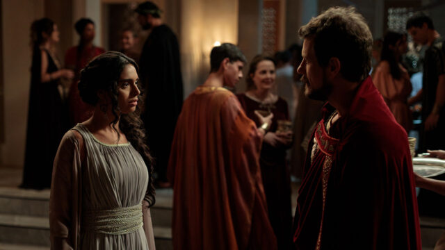 Elisa (Nathalia Florentino) e Caius (Dudu Pelizzari) se encaram durante uma festa em cena da novela O Senhor e a Serva