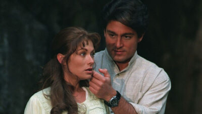 Esmeralda e José Armando em cena romântica da novela mexicana Esmeralda