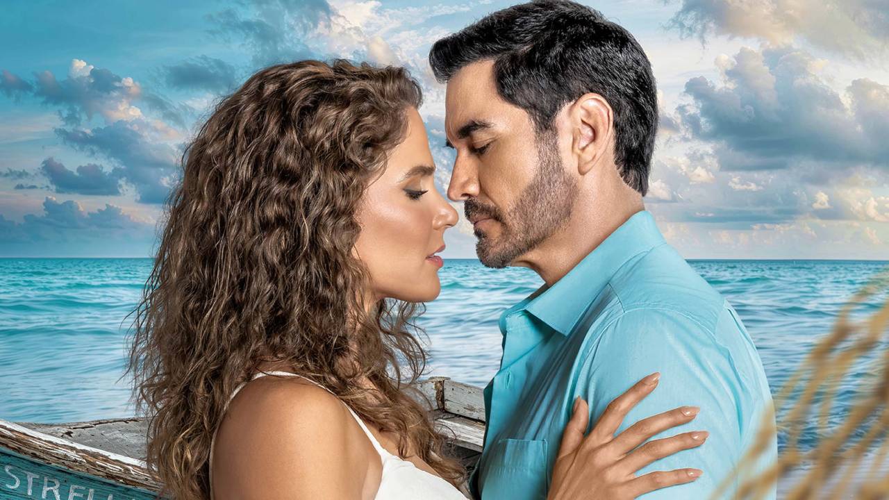 Estrela Eva Cedeño e Fabián David Zepeda se olham em cena romântica de A Mar do SBT com o oceano turquesa ao fundo