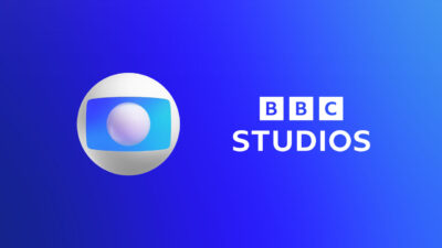 Logotipo da TV Globo em esfera branca ao lado do logotipo da BBC Studios em branco sobre fundo azul escuro gradiente