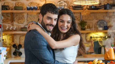 Reyyan (Ebru Sahin) e Miran (Akin Akinözü) abraçados e sorrindo em cena da novela turca Hercai