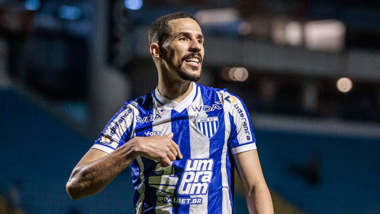 Mauro Sérgio em campo com uniforme azul e branco do Avaí comemorando durante partida de futebol