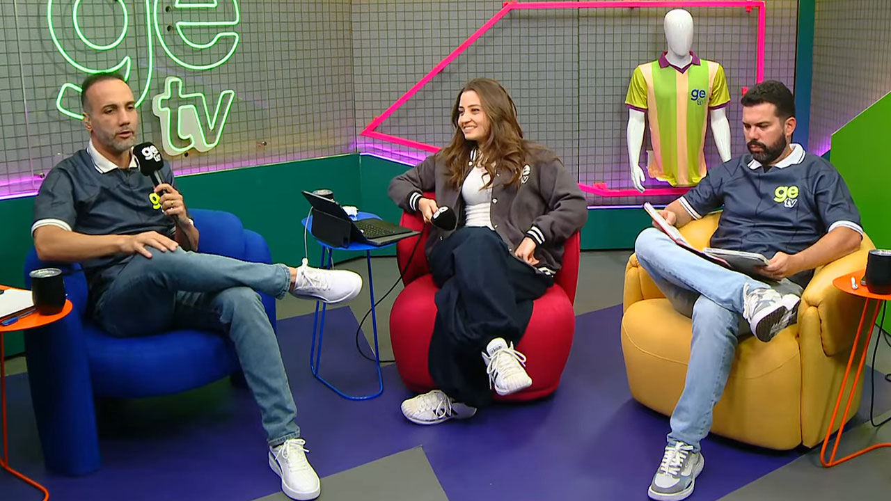Os jornalistas esportivos Jorge Iggor Luana Maluf e Bruno Formiga sentados em poltronas coloridas em estúdio da GE TV