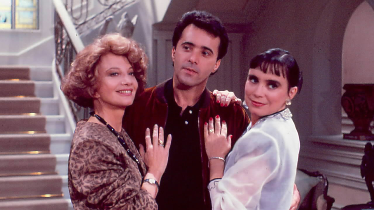Laurinha Figueroa (Glória Menezes) e Maria do Carmo (Regina Duarte) abraçam Edu (Tony Ramos) em cena clássica da novela Rainha da Sucata