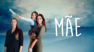 Três personagens principais da novela Mãe em frente a paisagem azul com céu nublado e o título MÃE escrito em letras brancas à direita