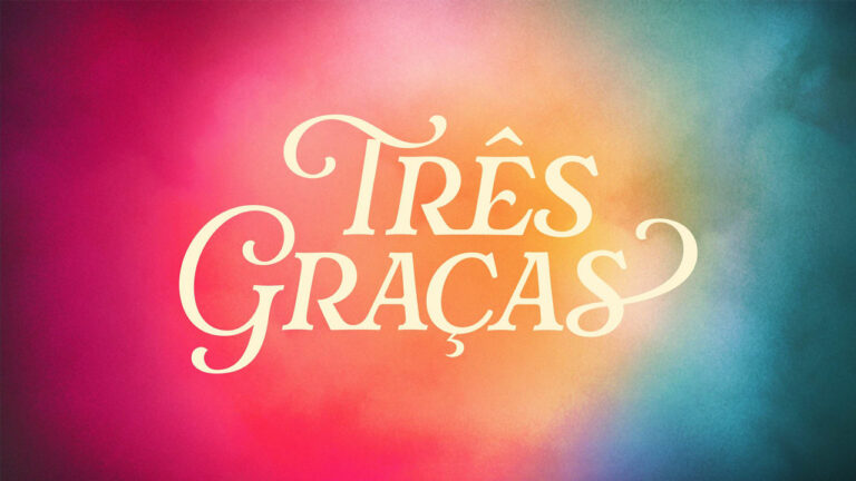 Logotipo da novela Três Graças com letras brancas sobre fundo colorido em tons de rosa, laranja e azul
