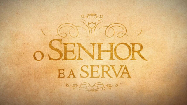 Logo da novela O Senhor e a Serva com letras estilizadas em marrom sobre um fundo que simula um pergaminho envelhecido