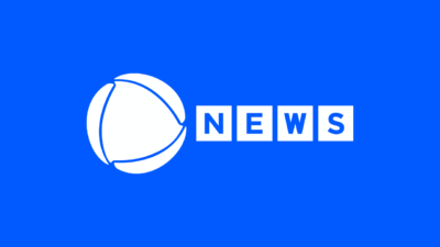 Logotipo da Record News com esfera branca e a palavra NEWS em blocos azuis e brancos em fundo azul sólido