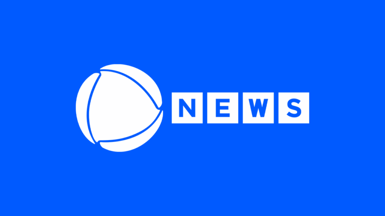 Logotipo da Record News com esfera branca e a palavra NEWS em blocos azuis e brancos em fundo azul sólido