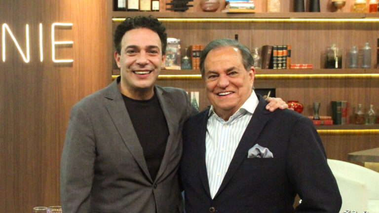O ator Marcelo Médici (à esquerda) e Ronnie Von sorriem abraçados no estúdio do programa Companhia Certa, na RedeTV!