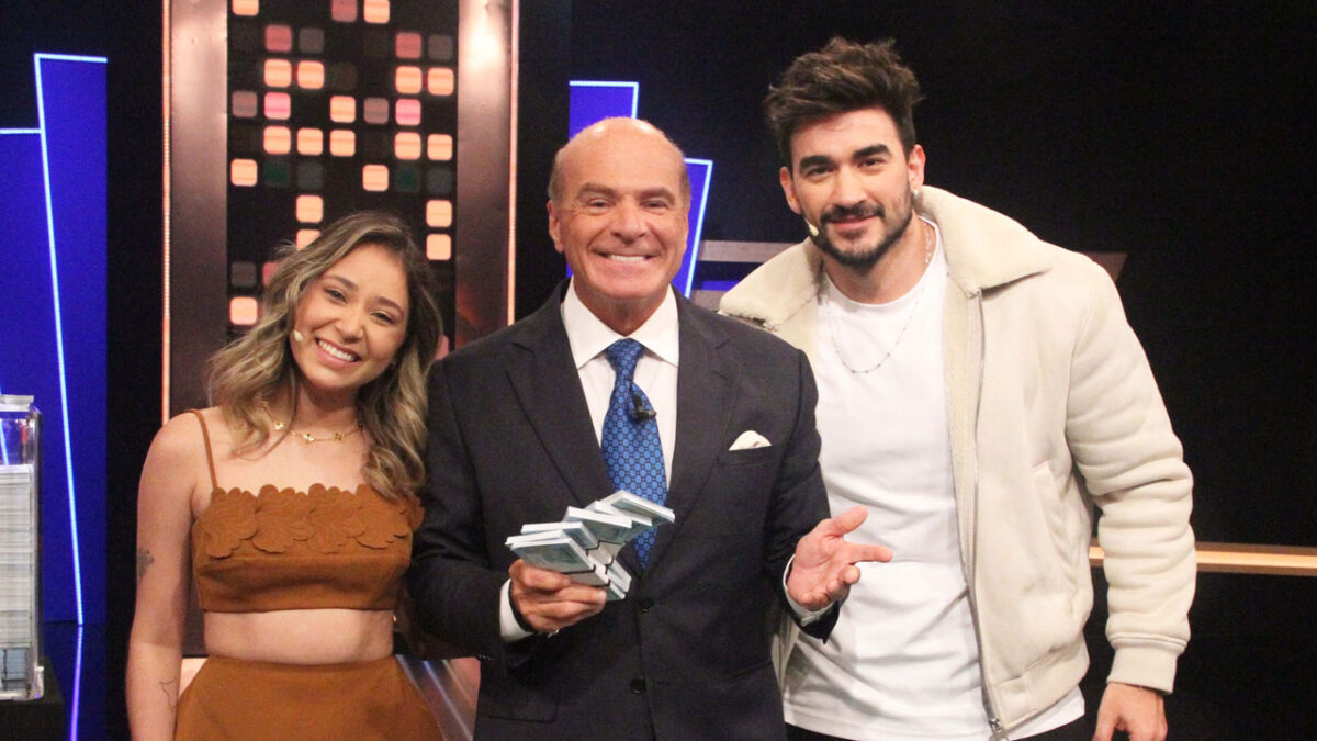 Marília Tavares, Marcelo de Carvalho e Gui Napolitano posando juntos no estúdio do programa Mega Sonho da RedeTV!