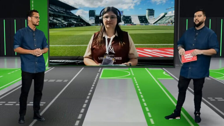 Pedro Oliveira e João Sales no estúdio do Tapete Verde entrevistam a repórter Ana Christe, que está em um estádio da Libertadores