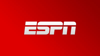 Logotipo da ESPN com letras brancas estilizadas e uma linha horizontal cortando as letras sobre um fundo vermelho vibrante