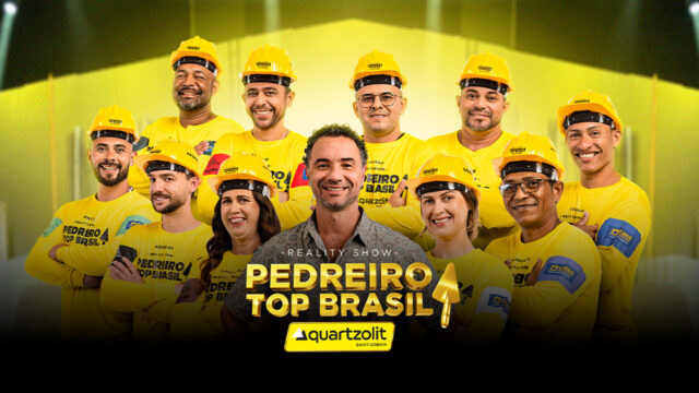 Imagem de divulgação do reality show Pedreiro Top Brasil com apresentador ao centro e participantes usando capacetes amarelos e camisetas do programa sobre fundo iluminado em tom dourado com logotipo da Quartzolit