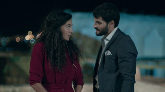 Reyyan Ebru Sahin e Miran Akin Akinözü se olham intensamente em cena dramática da novela turca Hercai