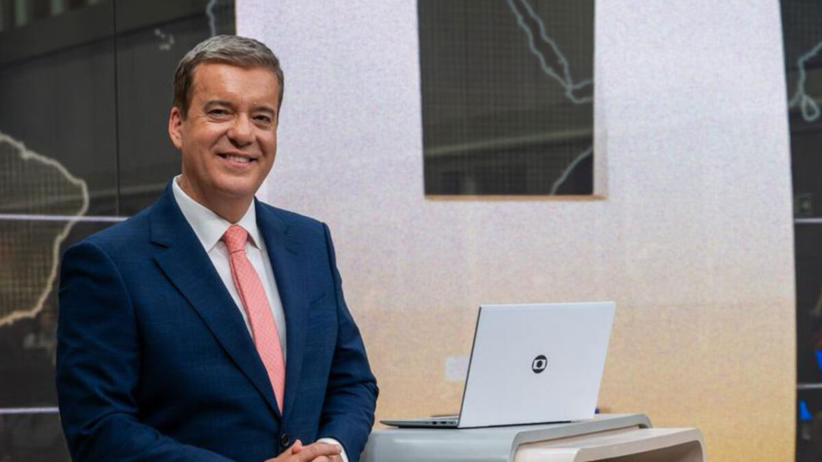 Roberto Kovalick de terno azul e gravata rosa no estúdio do Jornal Hoje da TV Globo