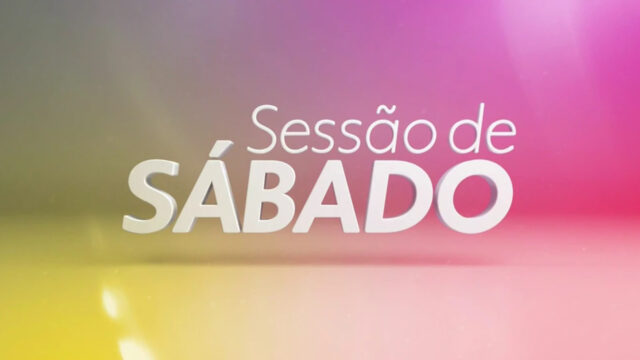 Logotipo da Sessão de Sábado com letras brancas sobre fundo colorido em tons de rosa, amarelo e lilás