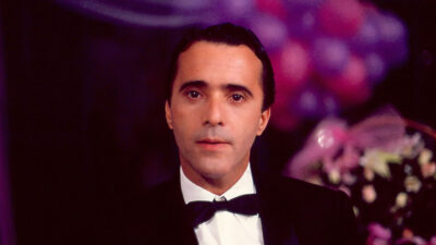 Tony Ramos caracterizado como Edu Figueroa usando smoking preto em cena da novela Rainha da Sucata