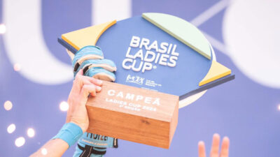 Troféu do Brasil Ladies Cup 2024 erguido por atleta com luvas e munhequeira azul durante premiação