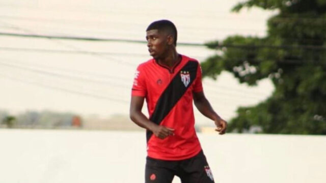 O jogador Zé Felipe, ex-Atlético-GO, em campo com a camisa vermelha e preta do time, olha para o lado durante uma partida