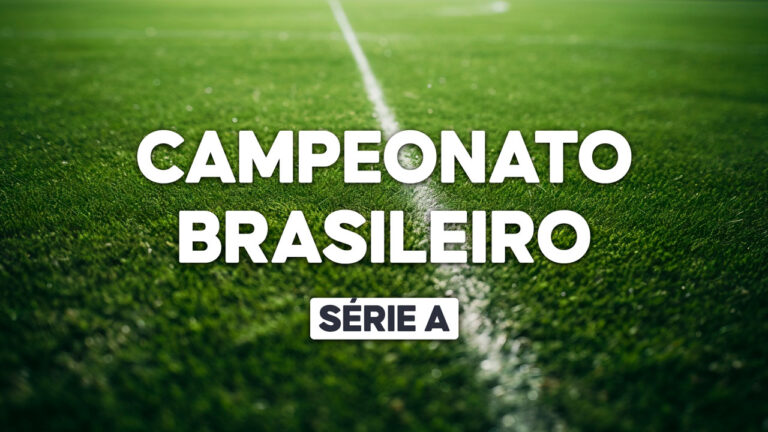 Logo do Campeonato Brasileiro - Série A sobre o gramado de um campo de futebol, com a linha de marcação central