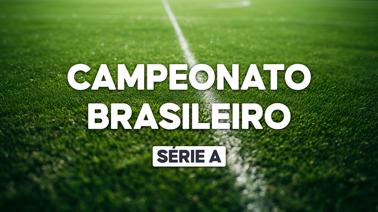 Logo do Campeonato Brasileiro - Série A sobre o gramado de um campo de futebol, com a linha de marcação central
