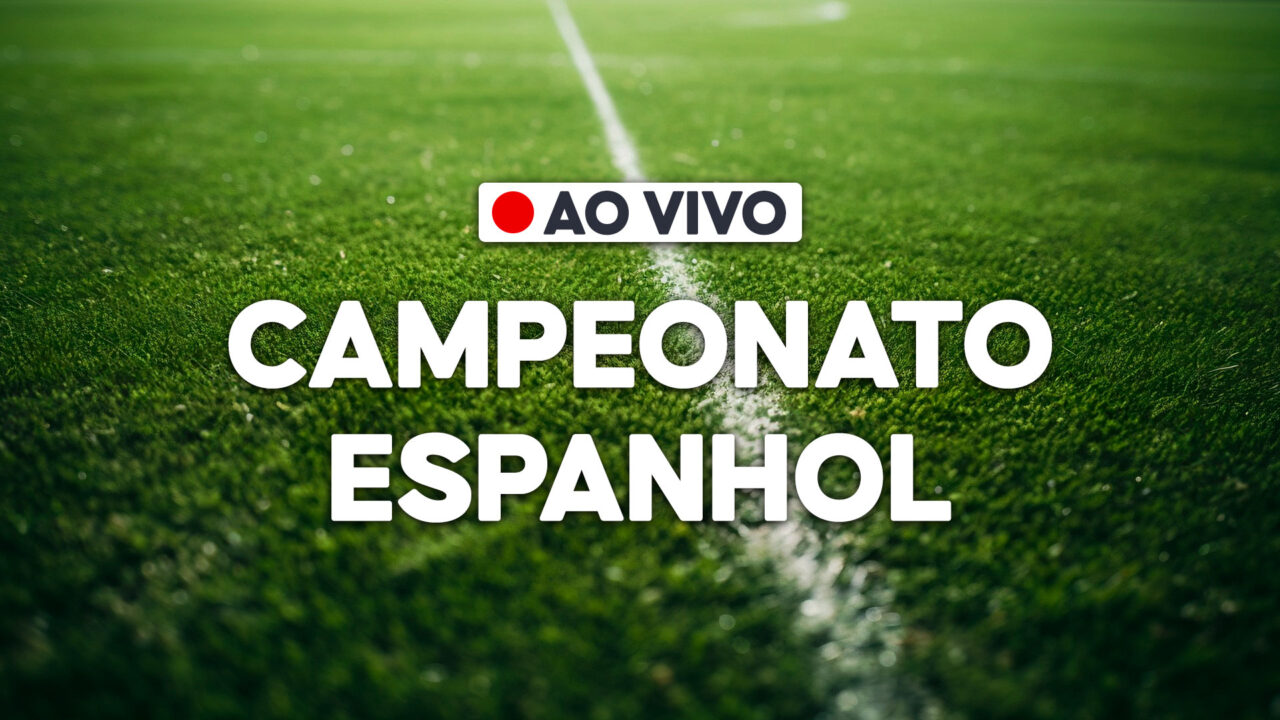 Fundo de um gramado de futebol com a marcação de campo e o texto "Campeonato Espanhol AO VIVO" em destaque branco