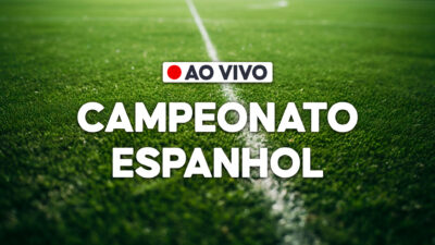 Fundo de um gramado de futebol com a marcação de campo e o texto "Campeonato Espanhol AO VIVO" em destaque branco