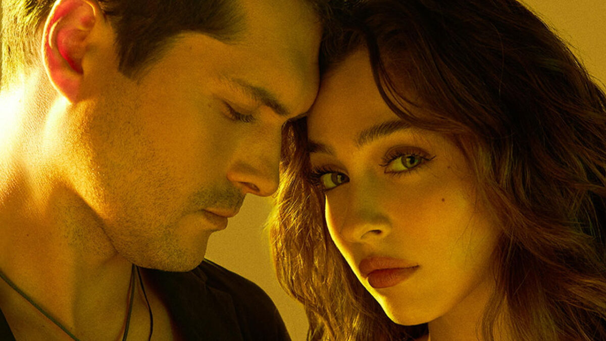 Alperen Duymaz (Civan) e Cemre Baysel (Leyla) encostando as testas em close-up promocional da novela turca Leyla