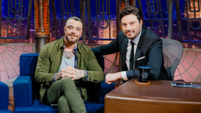 Felipe Titto e Danilo Gentili durante entrevista no estúdio do programa The Noite no SBT