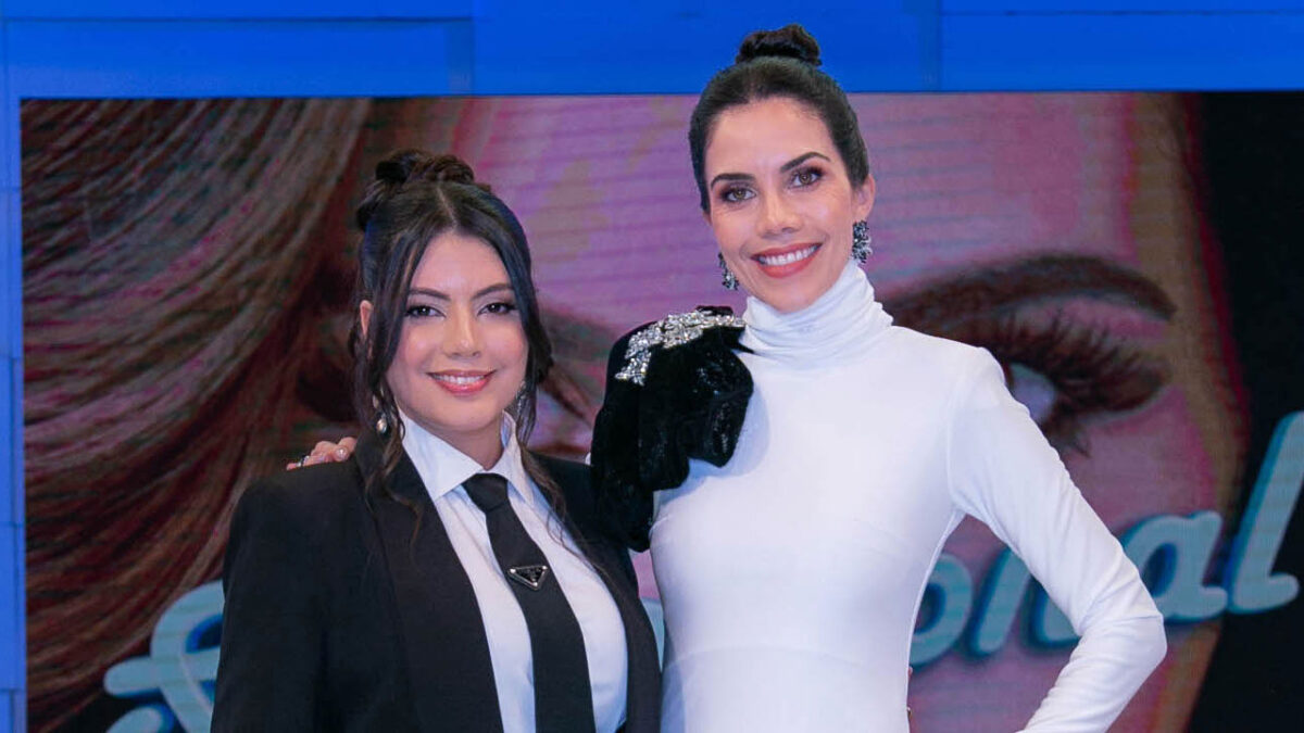 Fernanda Bande de terno e gravata ao lado de Daniela Albuquerque de vestido branco de gola no estúdio do programa Sensacional