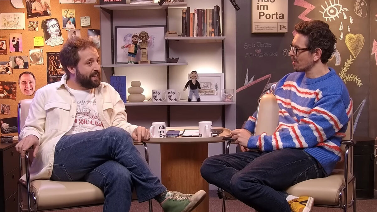 Gregório Duvivier e João Vicente de Castro sentados em poltronas conversam no cenário do podcast Não ImPorta