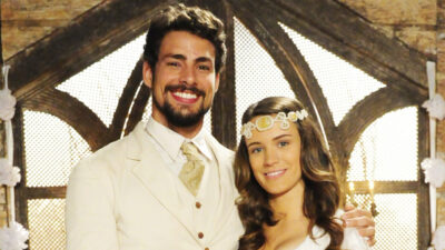 Cauã Reymond como Jesuíno e Bianca Bin como Açucena vestidos de noivos em cena da novela Cordel Encantado