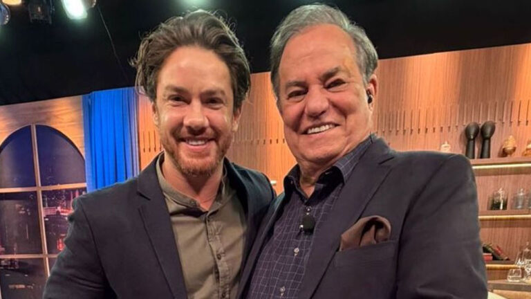 O ator Leonardo Miggiorin e o apresentador Ronnie Von sorriem abraçados no estúdio do programa Companhia Certa da RedeTV!