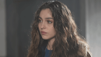 Cemre Baysel como Leyla com longos cabelos castanhos e olhar distante em plano fechado em cena da novela turca