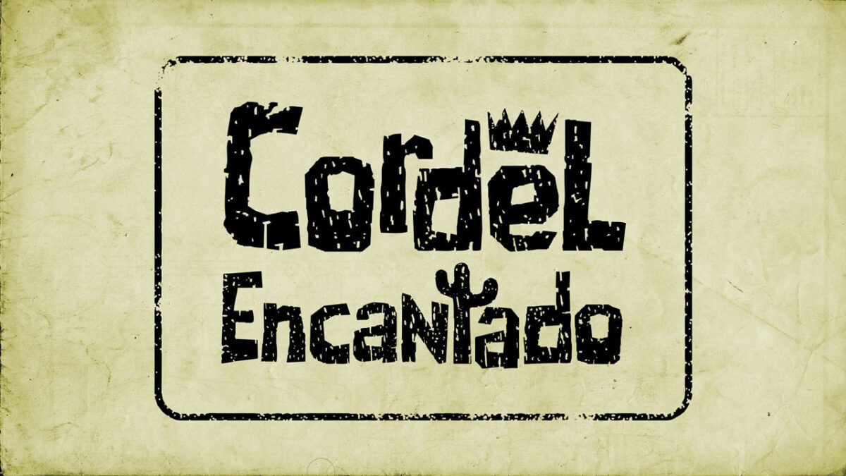 Logotipo da novela Cordel Encantado em letras pretas rústicas, com coroa e cacto, sobre um fundo de papel envelhecido