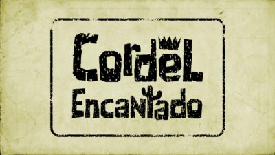 Logotipo da novela Cordel Encantado em letras pretas rústicas, com coroa e cacto, sobre um fundo de papel envelhecido