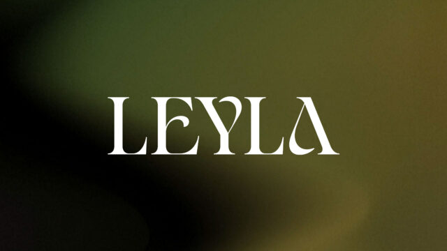 Logotipo da novela Leyla apresenta título em letras brancas serifadas e estilizadas sobre fundo degradê verde escuro e sombrio