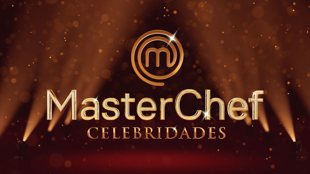 Logotipo MasterChef Celebridades em letras douradas cravejadas sobre fundo marrom escuro com luzes de palco e brilhos
