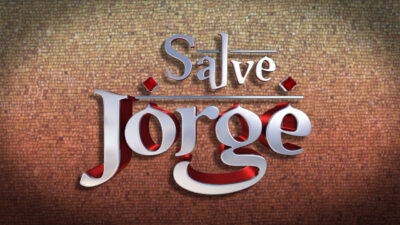 Logotipo da novela Salve Jorge da TV Globo com letras em 3D metalizadas prateadas e vermelhas sobre fundo de mosaico