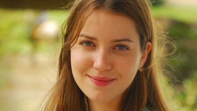 Nathalia Dill como Maria Rita, a Santinha, sorrindo e olhando para a câmera em cena da novela Paraíso