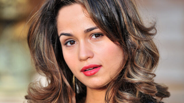 Atriz Nanda Costa como Morena com maquiagem destacada e cabelos ondulados em close-up em cena da novela Salve Jorge