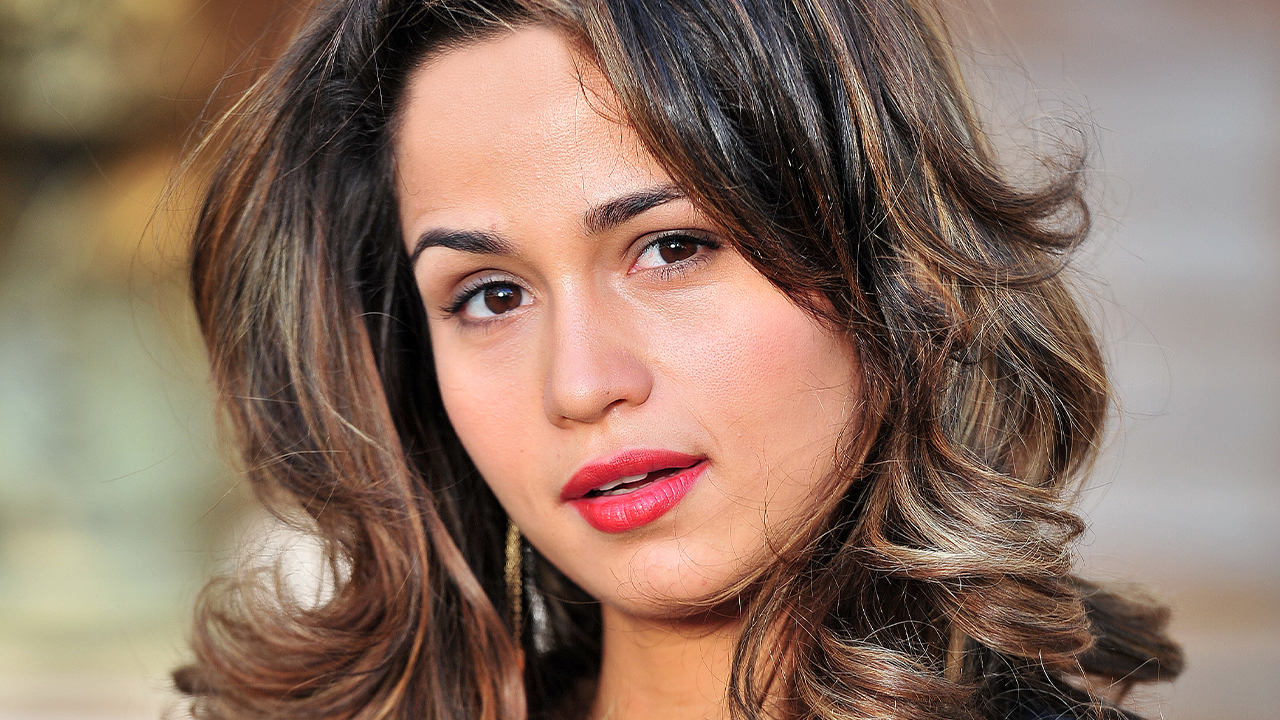 Atriz Nanda Costa como Morena com maquiagem destacada e cabelos ondulados em close-up em cena da novela Salve Jorge